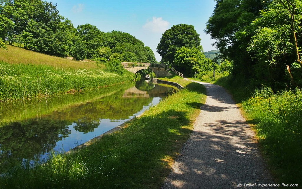 Cycling along the Avon and Kennett Canal.