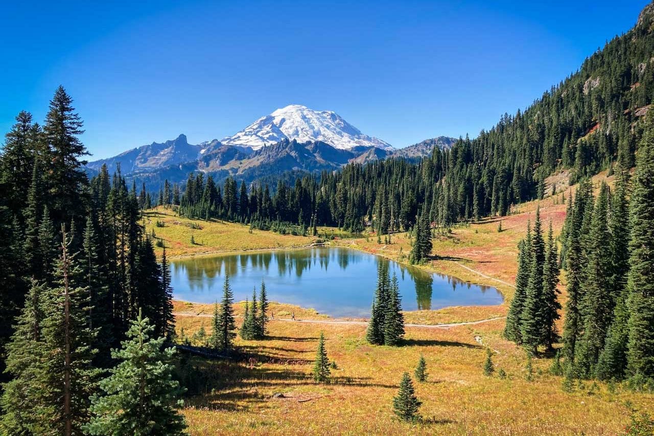 Cascade Volcanoes Road Trip in the Pacific Northwest: Tipsoo Lake and Mount Rainier in the fall, Washington State