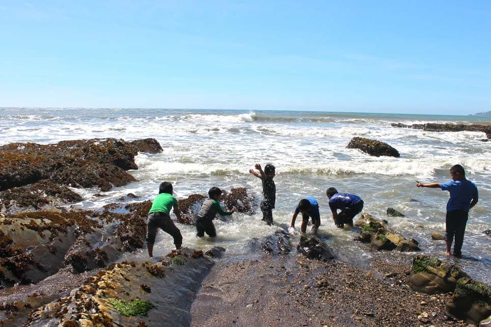 GOSO / Vamos Afuera children playing by ocean