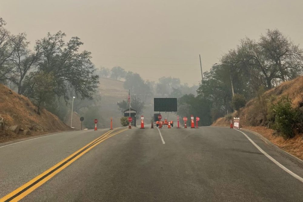 Smoke from KNP Complex Fire at Sequoia National Park entrance station - Image credit NPS