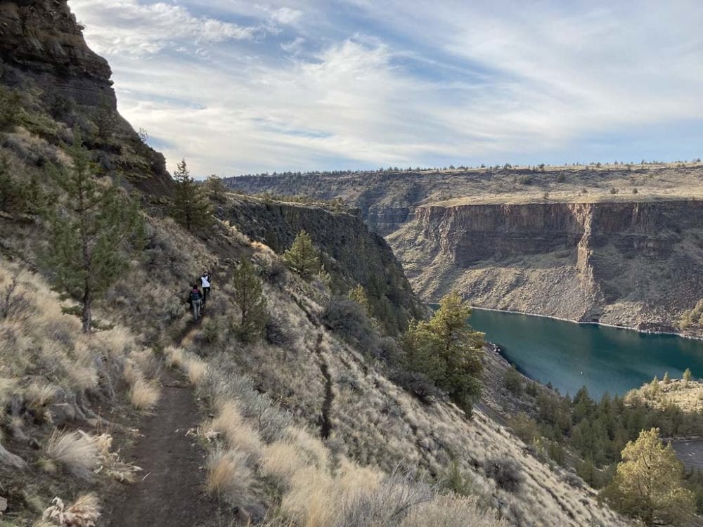 Tam-a-láu Trail hikers in The Cove Palisades State Park, Oregon
