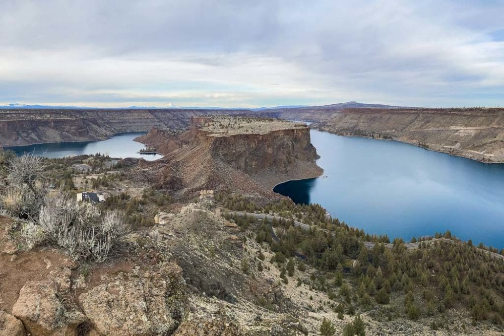 The Cove Palisades State Park panorama seen from Tam-a-láu Trail, Oregon