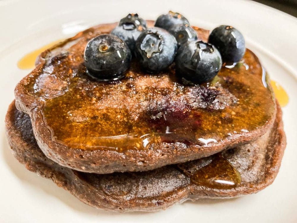 https://www.travel-experience-live.com/wp-content/uploads/2022/03/Wild-rice-pancakes-recipe-with-maple-syrup-and-blueberries-1000x750.jpg?x58602