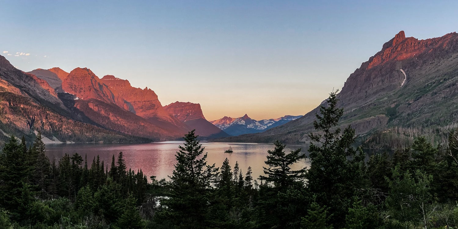 Sunrise panoramic views from Wild Goose Island Overlook, Going-to-the-Sun Road, Glacier National Park